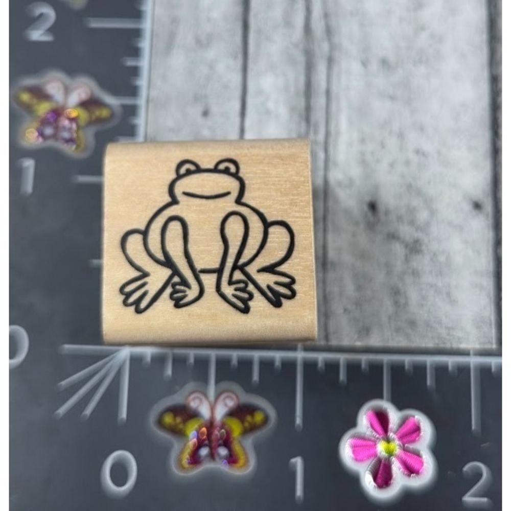 A Muse Artstamps Frog Animal Outline 3084B Rubber Stamp Wood #Q84